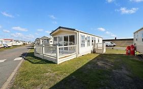 Beautiful 6 Berth Caravan By The Beach In Suffolk Ref 40076Nd